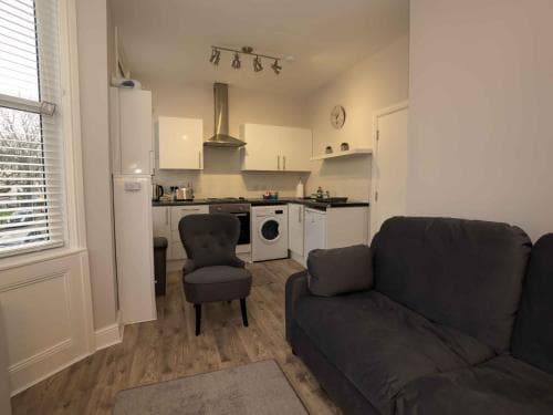 Pass the Keys Newly Renovated 2 Bedroom Apartment and Free Parking Image 3