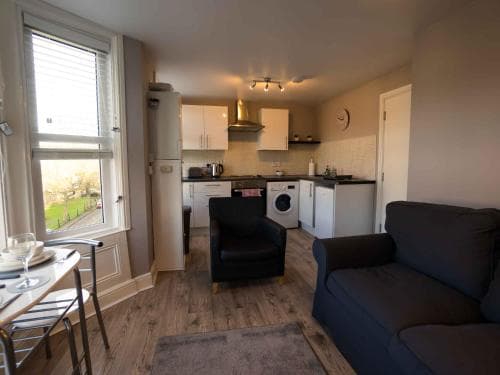 Pass the Keys Newly Renovated 2 Bedroom Apartment and Free Parking Image 6