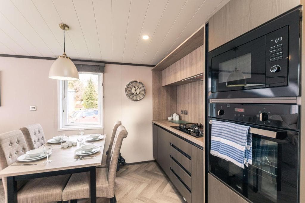 Rueben's Lodge with Hot Tub Image 3