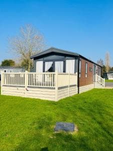 Rueben's Lodge with Hot Tub Image 1