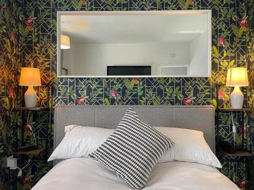 Lovley 2 Bedroom house with free parking Image 2