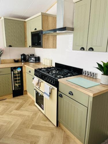 Barakah Lodge with Hot Tub Image 3