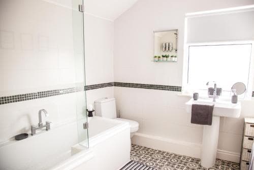 Contractor house, sleeps 5, close to restaurant's and bars, Long stays available, Oveyo Accommodation Image 2