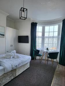 SeaView ground floor flat fast WiFi & FREE PARKING Image 1