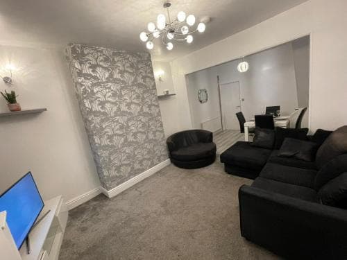 Cheerful -2 Bedroom Holiday Home Image 2