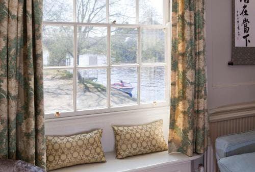 Davies Tower, Parking, Close to City Walls Image 2