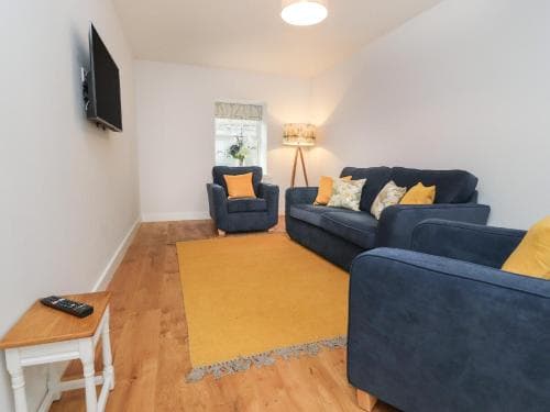 2 Hull House Cottage Image 1