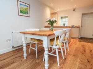 2 Hull House Cottage Image 3