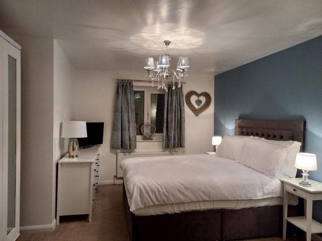 Charming Wentworth Lodge with countryside views Image 1