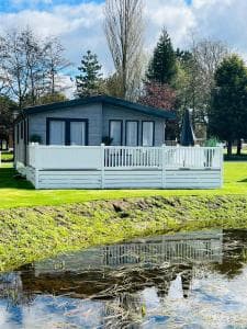 Bridgeview Lodge with Hot Tub Image 1