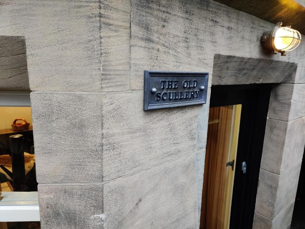 The Old Scullery, Cosy Stylish Apartment for two on Harrogate's Iconic Stray Image 1