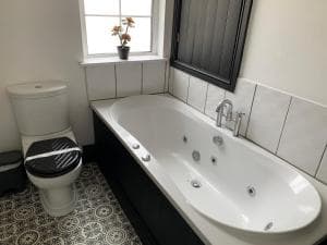 Contemporary & Chic inner terrace 5 mins from Barnsley town centre Image 2