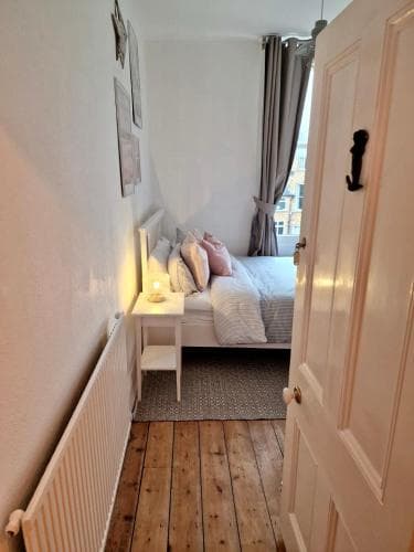 The Pink Bath Pad - 3 bedroom seaside apartment Pets allowed New Image 1