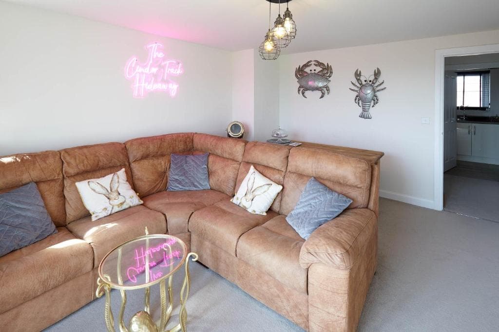 Host & Stay - The Cinder Track Hideaway Image 4