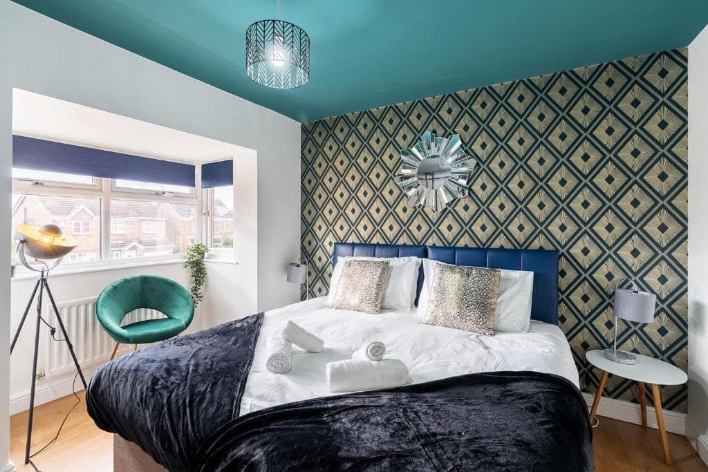 Large Contractor and Family House & Free Parking & Big Garden Image 1