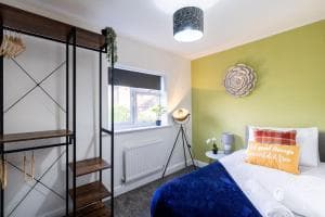 Large Contractor and Family House & Free Parking & Big Garden Image 2