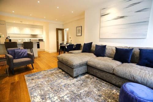 Stylish 2 Bedroom Apartment and Terrace Sleeps 4 Image 3