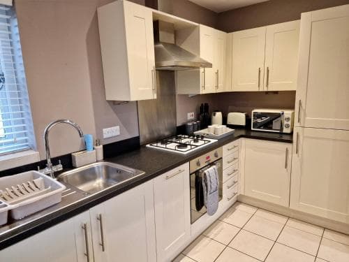 Entire Central 2 Bedroom Apartment (With Parking) Image 3