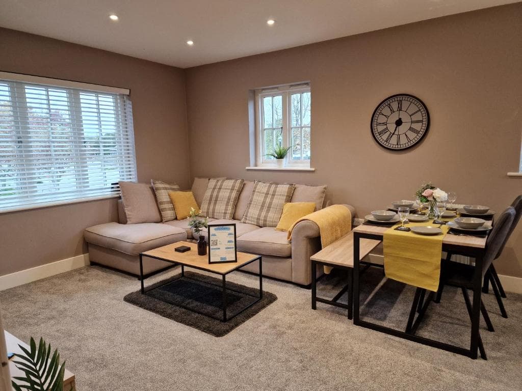 Entire Central 2 Bedroom Apartment (With Parking) Image 1