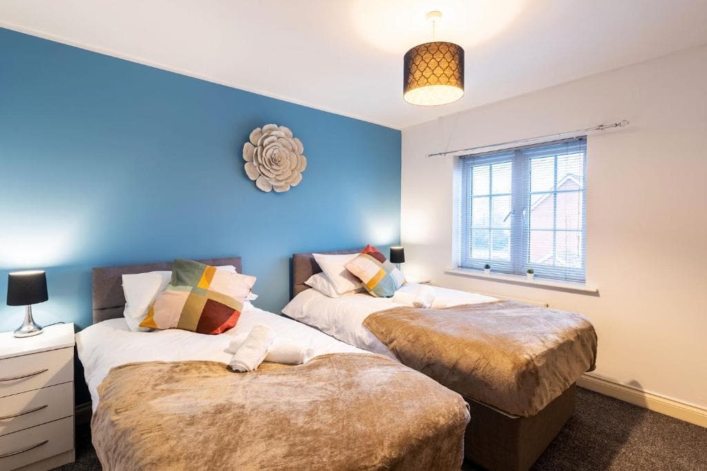 Modern Contractor Leisure House & Big Garden & Driveway Parking Image 1