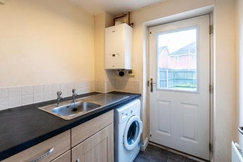 Modern Contractor Leisure House & Big Garden & Driveway Parking Image 3