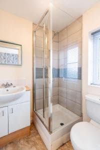 Modern Contractor Leisure House & Big Garden & Driveway Parking Image 2