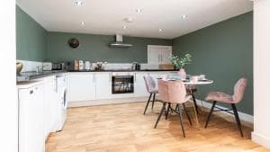 Stylish 2 bed town centre apartment with parking Image 2