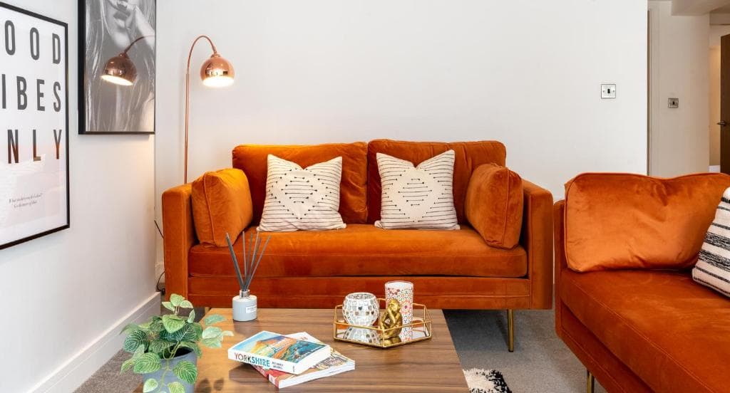 Stylish 2 bed town centre apartment with parking Image 1