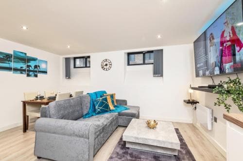 NEW Luxury NYC Style Loft with Cinema Room Image 3