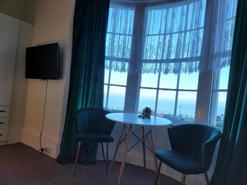 SeaView ground floor flat fast WiFi & FREE PARKING Image 3