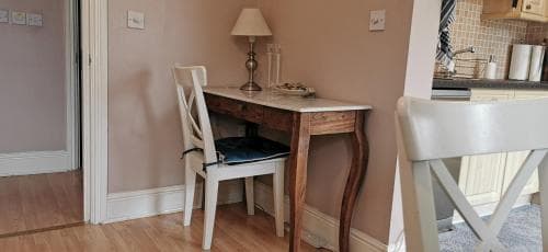 Flat 12 Sebastian Court - 2 beds with a four poster Image 3