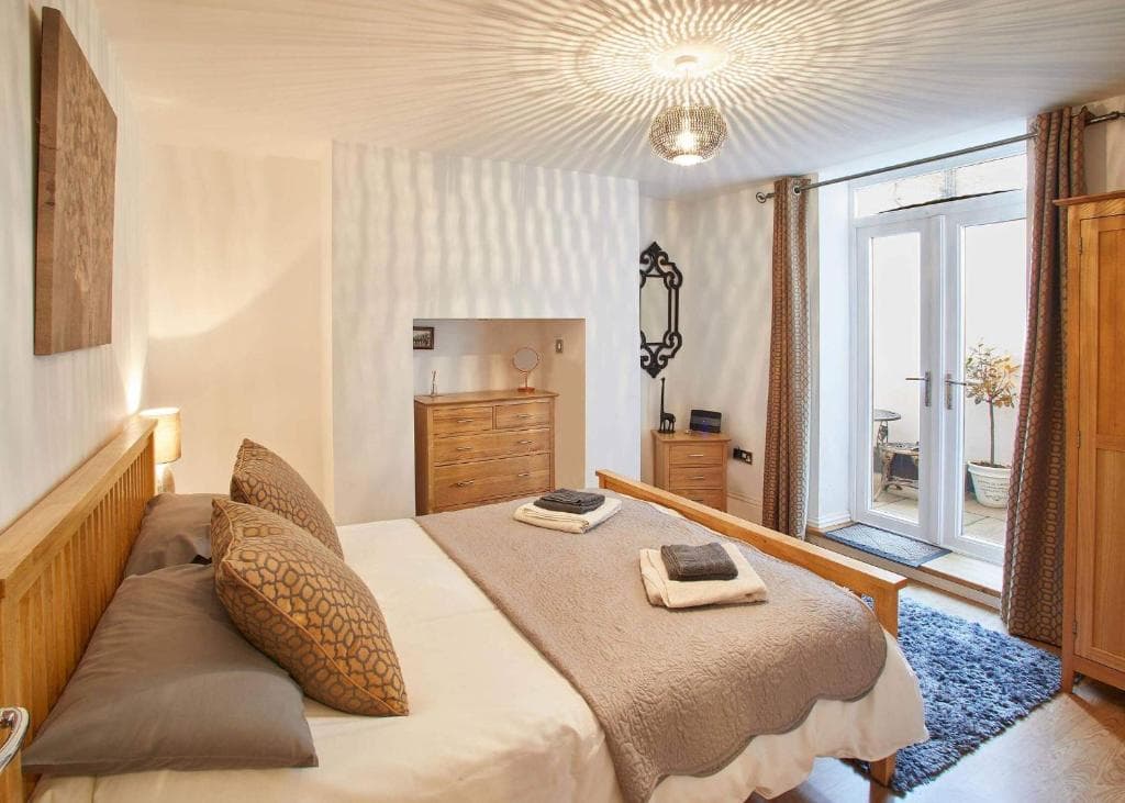 Host & Stay - Rock Pipit Image 4