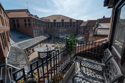 Pass the Keys Modern, Smart and Central located on Coppergate Walk Image 3