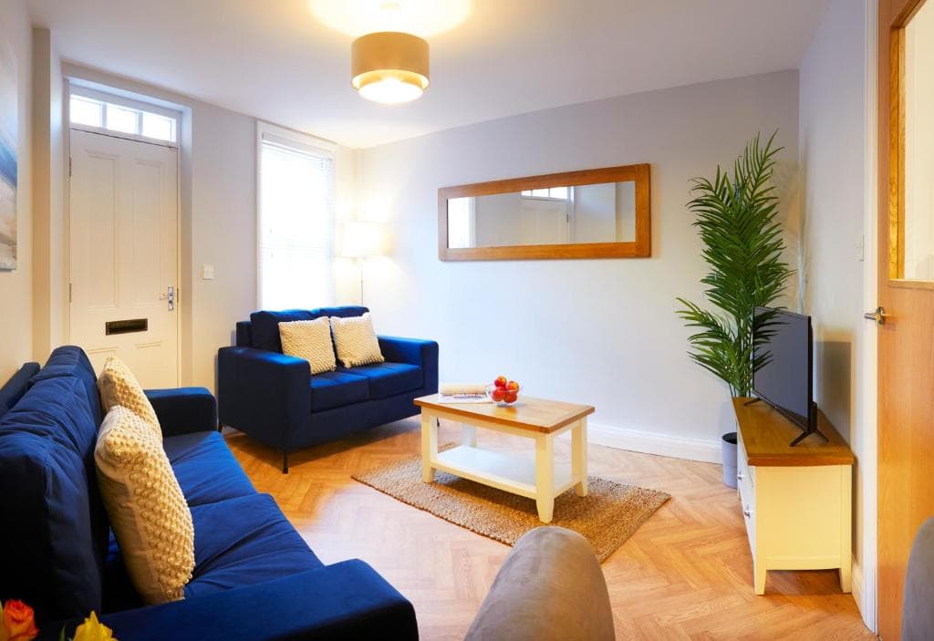 Charming 4-bed Townhouse on South Cliff Image 1