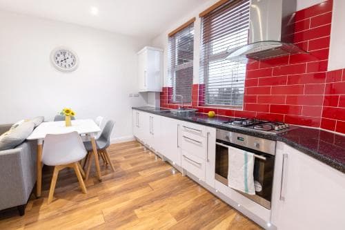 Modern, spacious apartment with free parking Image 3