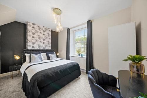 A Luxury Escape To Whitby - Hot-tub - Parking Image 3