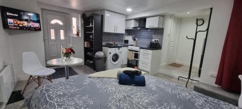 Charming, cosy hideaway with free WiFi, parking Image 3