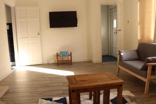 Spacious & Comfortable 3 Bedroom House - FREE WiFi & FREE Parking Image 3