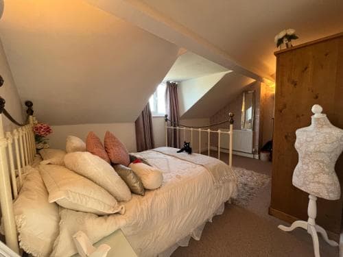 Beautiful 3 Bedroom Home. Entire House Image 3