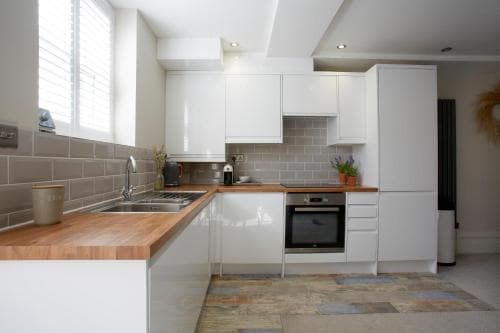 The Courtyard by Chateau Anna, Central York - Free parking Image 3