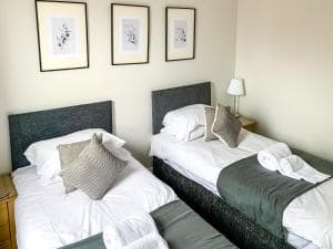 Maple House - Free Parking - Holiday Home - Sleeps 12 With Sister Property Image 2