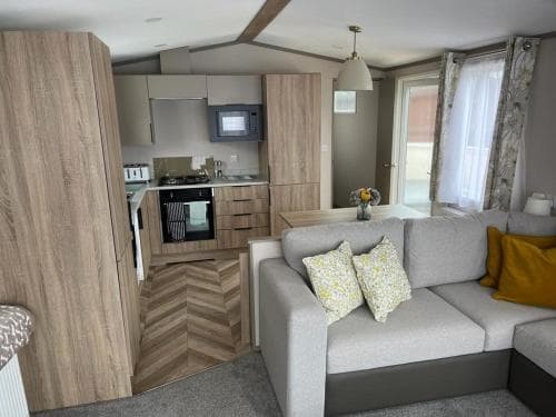 Lazy Bunny Lodge with Hot Tub Image 3