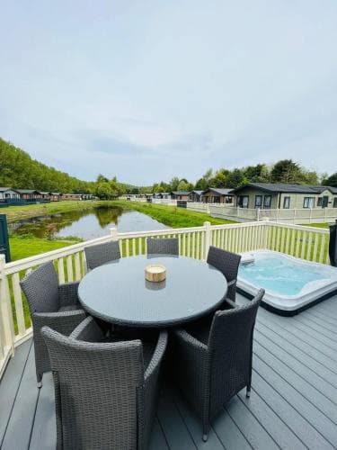 Pebble Lodge with Hot Tub Image 3