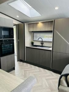 Pebble Lodge with Hot Tub Image 2