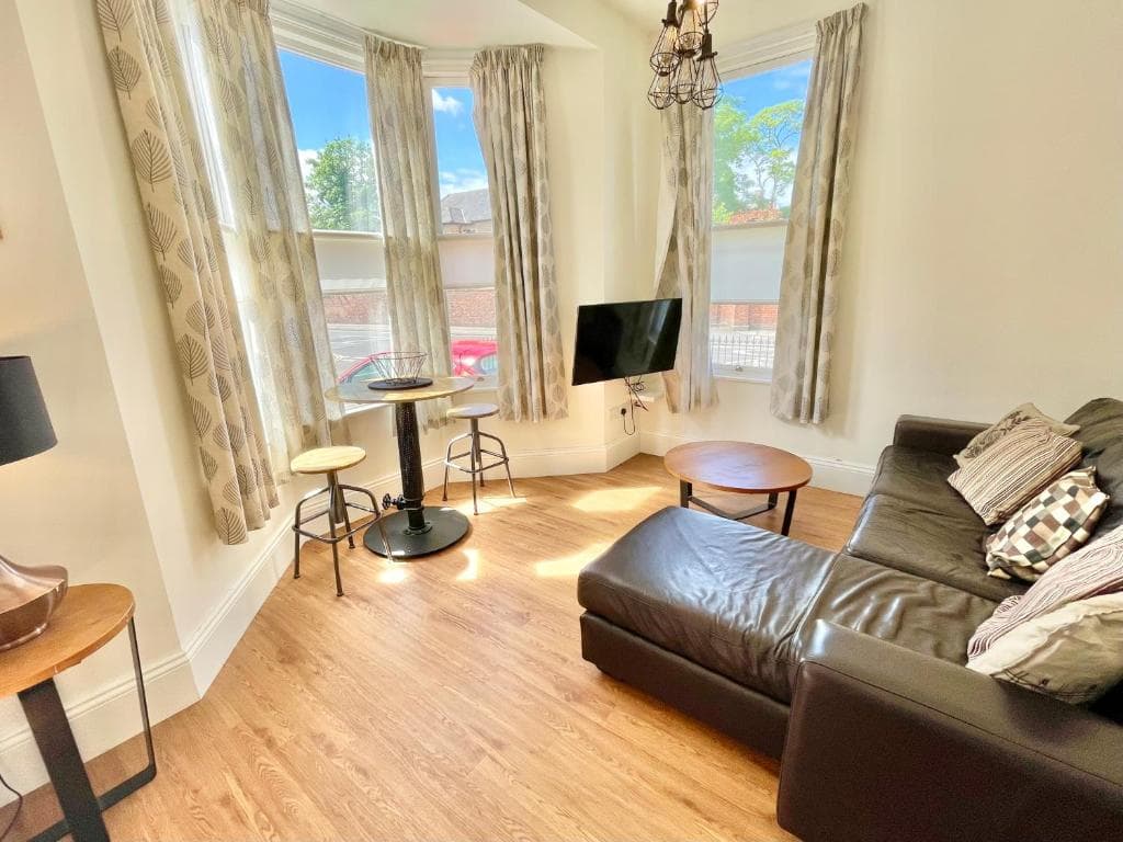 Laurel Apartment Image 1