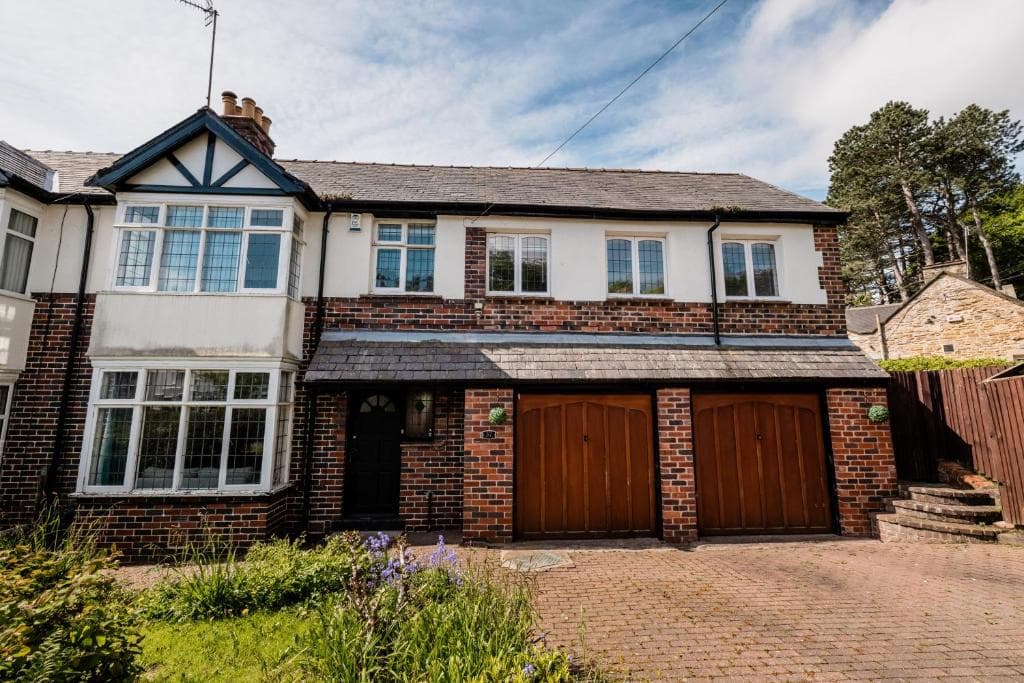 Entire 4 bedroom home on edge of Peak District Image 1