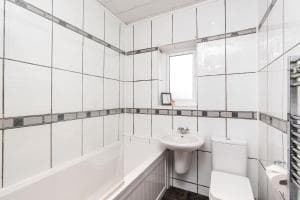 Contractor & Leisure & Airport & Central Location & Free Parking Image 2