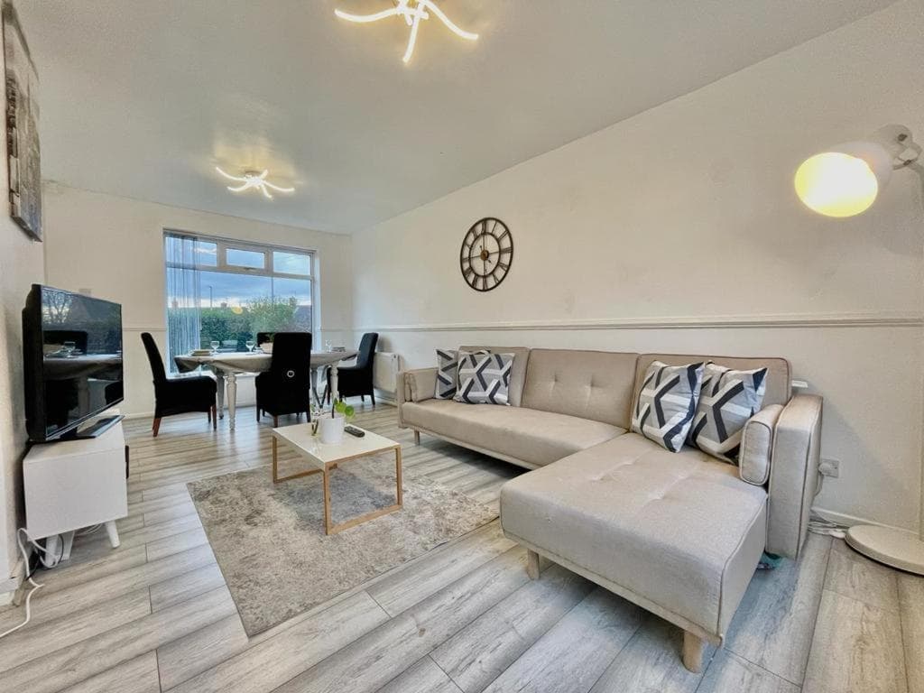 Roundhay lounger Image 1