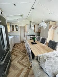 The Braunston Lodge with Hot Tub Image 2