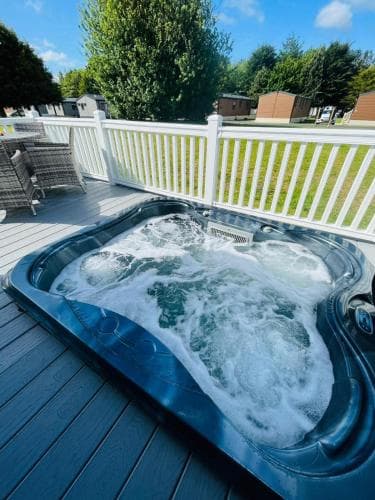 The Braunston Lodge with Hot Tub Image 3